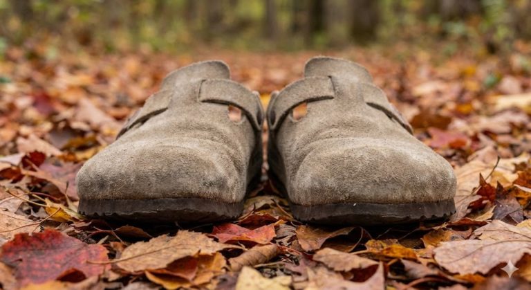 大地を踏みしめるコルク。Birkenstock Bostonは、歩くための「根」だ。