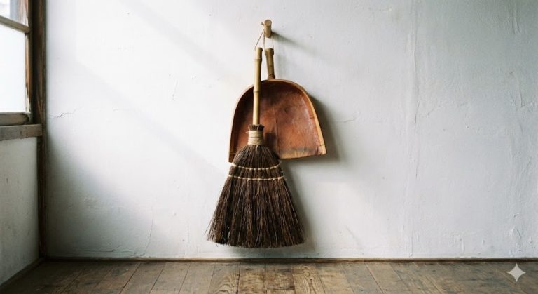 朝、静寂を掃く。はりみ（梁見）と棕櫚箒で始める一日。